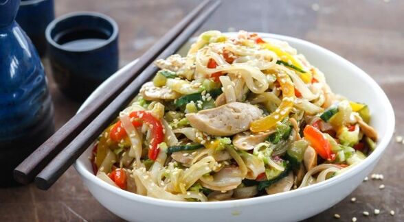 Reisnudeln mit Gemüse sind das erste Gericht auf dem Speiseplan einer glutenfreien Diät