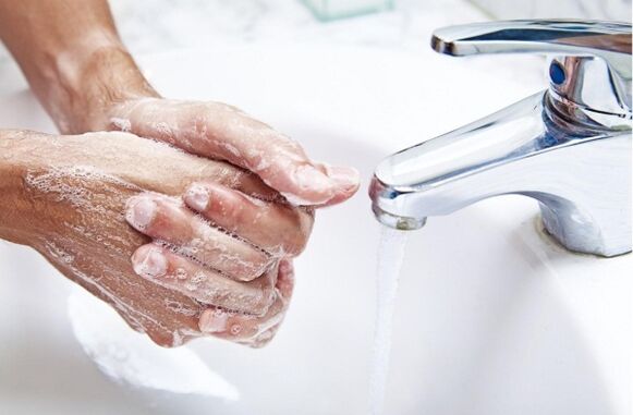 Sie sollten Ihre Hände waschen, bevor Sie glutenfreie Lebensmittel für Ihr Kind zubereiten. 