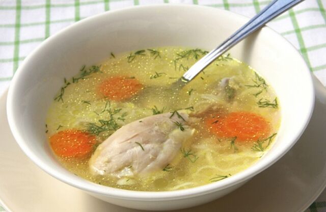 Bereiten Sie Gemüsesuppe mit Huhn für die Dukan-Diät zu