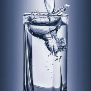 Trinken Sie vor den Mahlzeiten Wasser. 